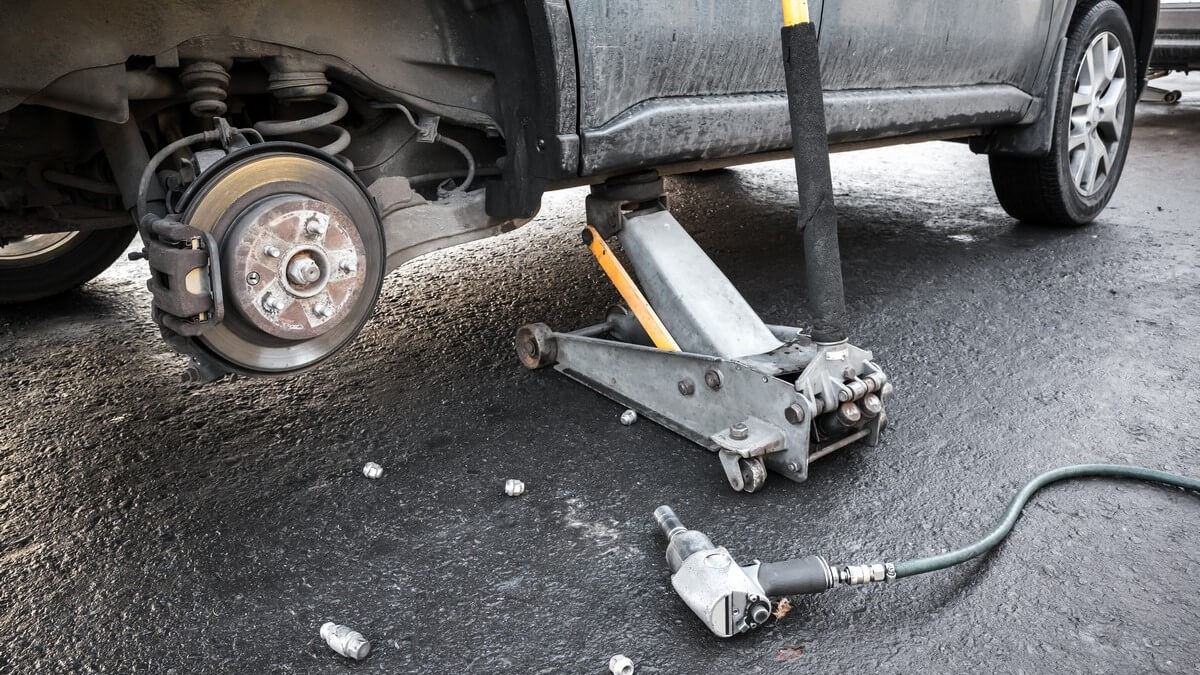 Portable car jack used to lift a car